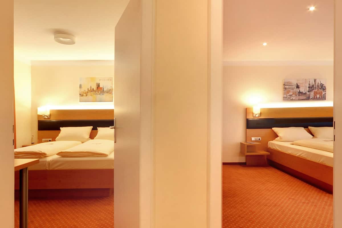 Suite 02 Muenchen | Materassi Select Comfort, minibar, una scrivania, tende oscuranti