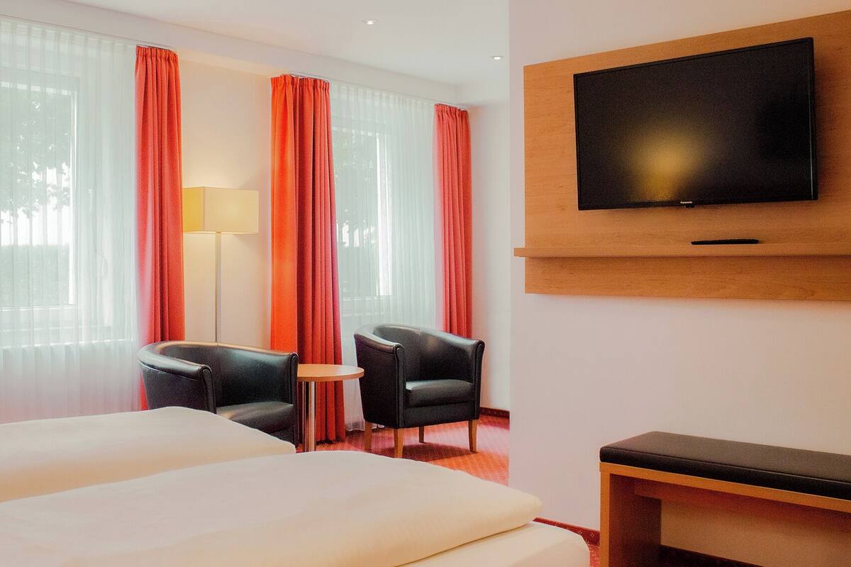  Suite 02 Muenchen | Colchones Select Comfort, minibar, escritorio y cortinas opacas