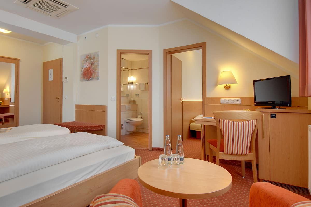 Suite 304 - Nymphenburg | Materassi Select Comfort, minibar, una scrivania, tende oscuranti