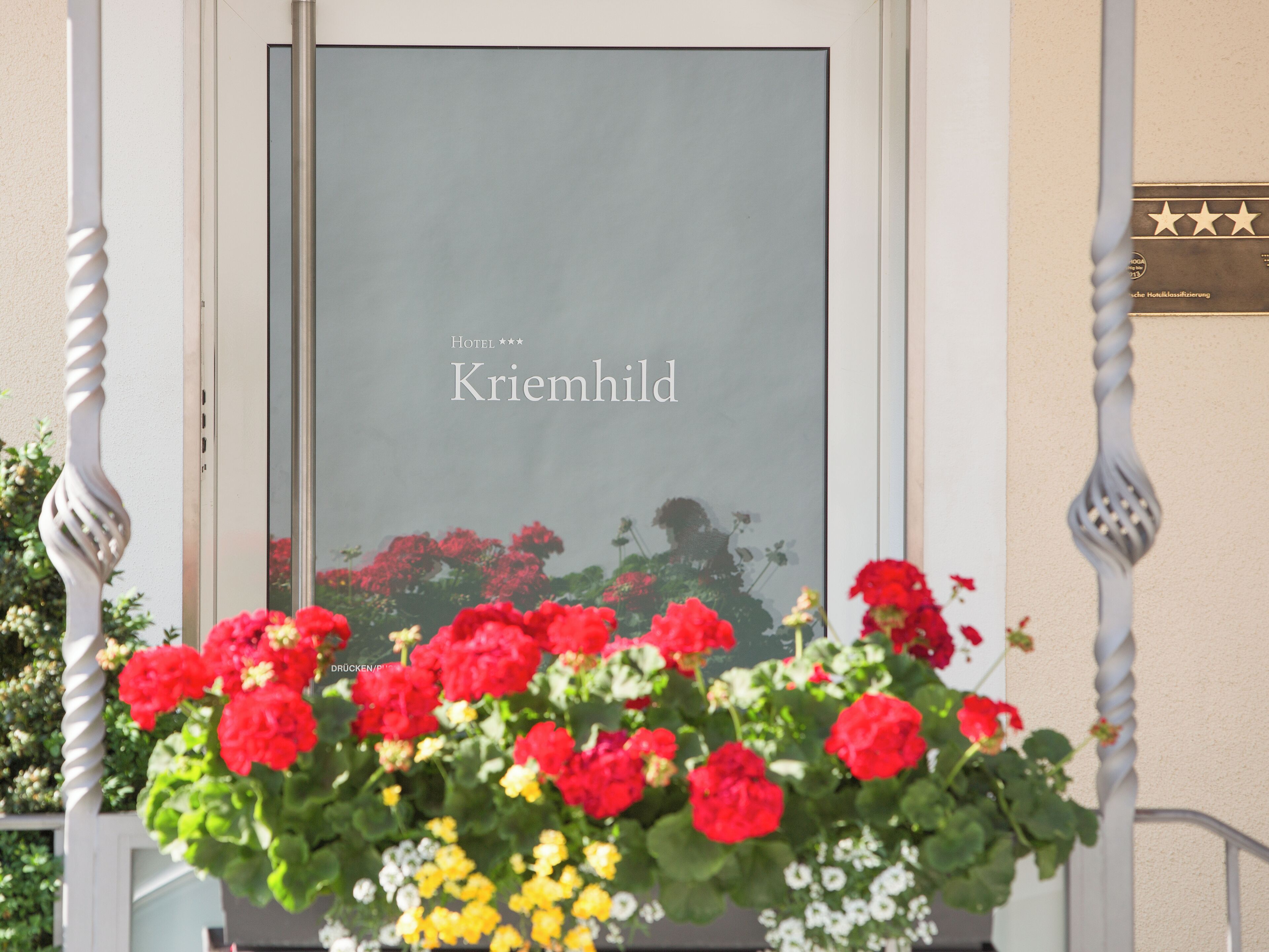 Señal de hotel con el nombre 'Kriemhild' y una calificación de tres estrellas.