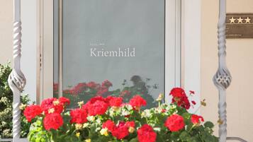 Señal de hotel con el nombre 'Kriemhild' y una calificación de tres estrellas.