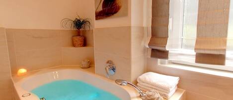 Suite 02 Muenchen | Jetted bathtub