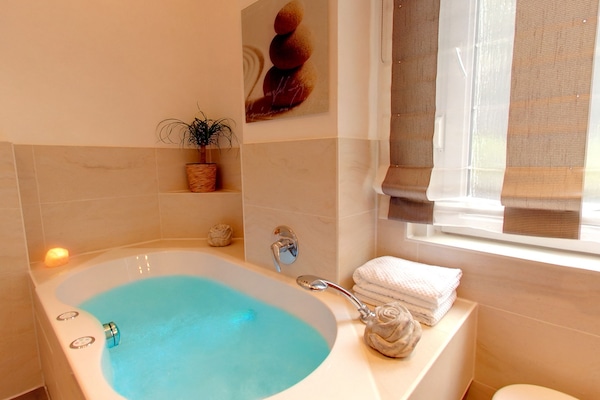 Suite 02 Muenchen | Jetted tub
