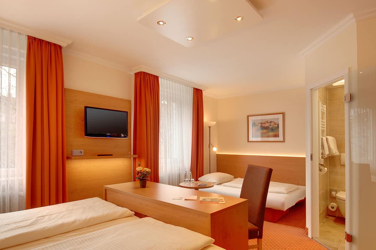 Materassi Select Comfort, minibar, una scrivania, tende oscuranti