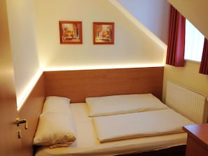 Suite 304 - Nymphenburg | Select Comfort beds, minibar, desk, blackout curtains - Hotel Kriemhild am Hirschgarten (Munich)