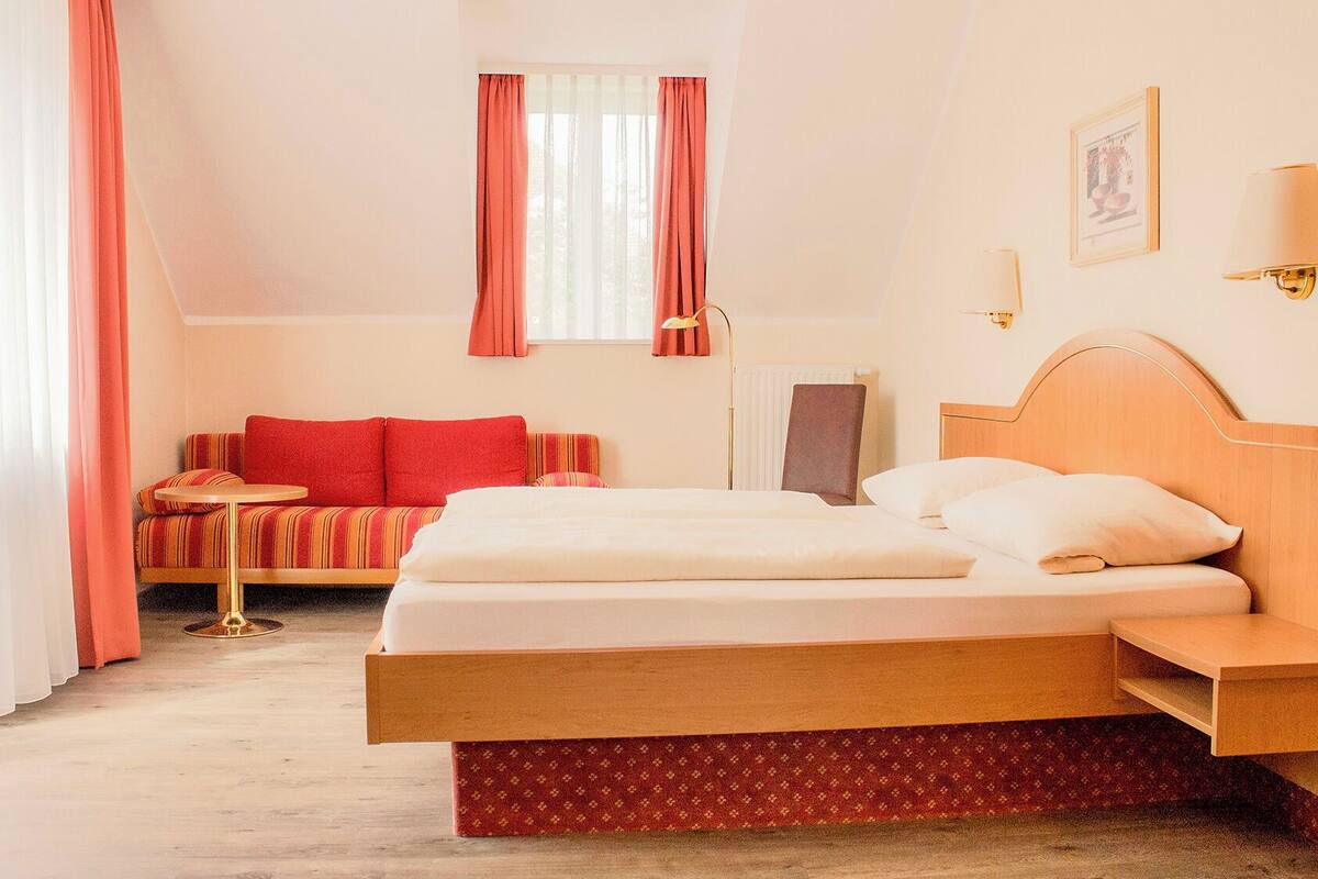 Suite 301 - Hirschgarten | Colchones Select Comfort, minibar, escritorio y cortinas opacas
