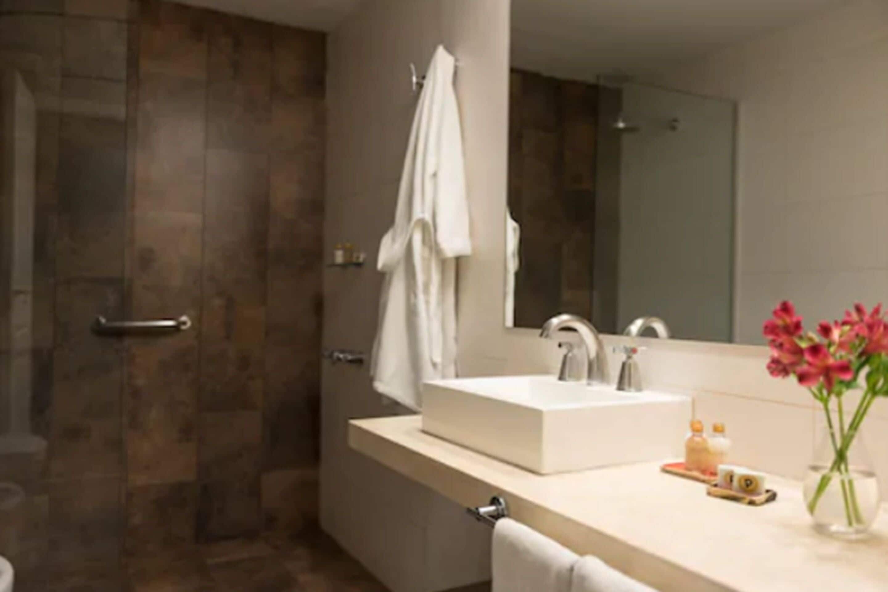 combined shower/bathtub, rainfall showerhead, free toiletries