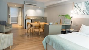 Phòng Suite | Bộ đồ giường cao cấp, chăn bông, nệm có lớp đệm bông, minibar 
