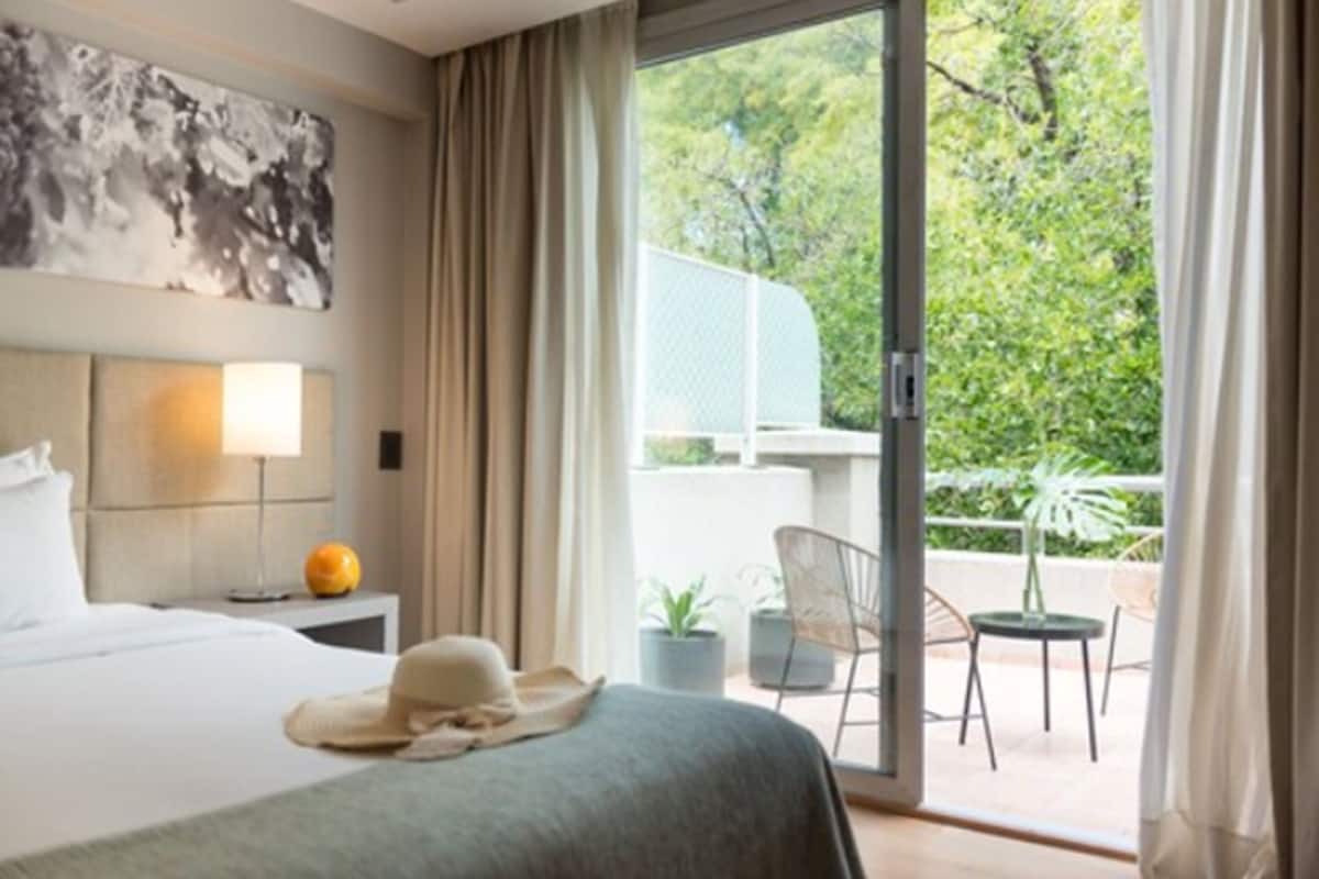 executive double room | premium bedding, down duvets, pillow-top beds, minibar