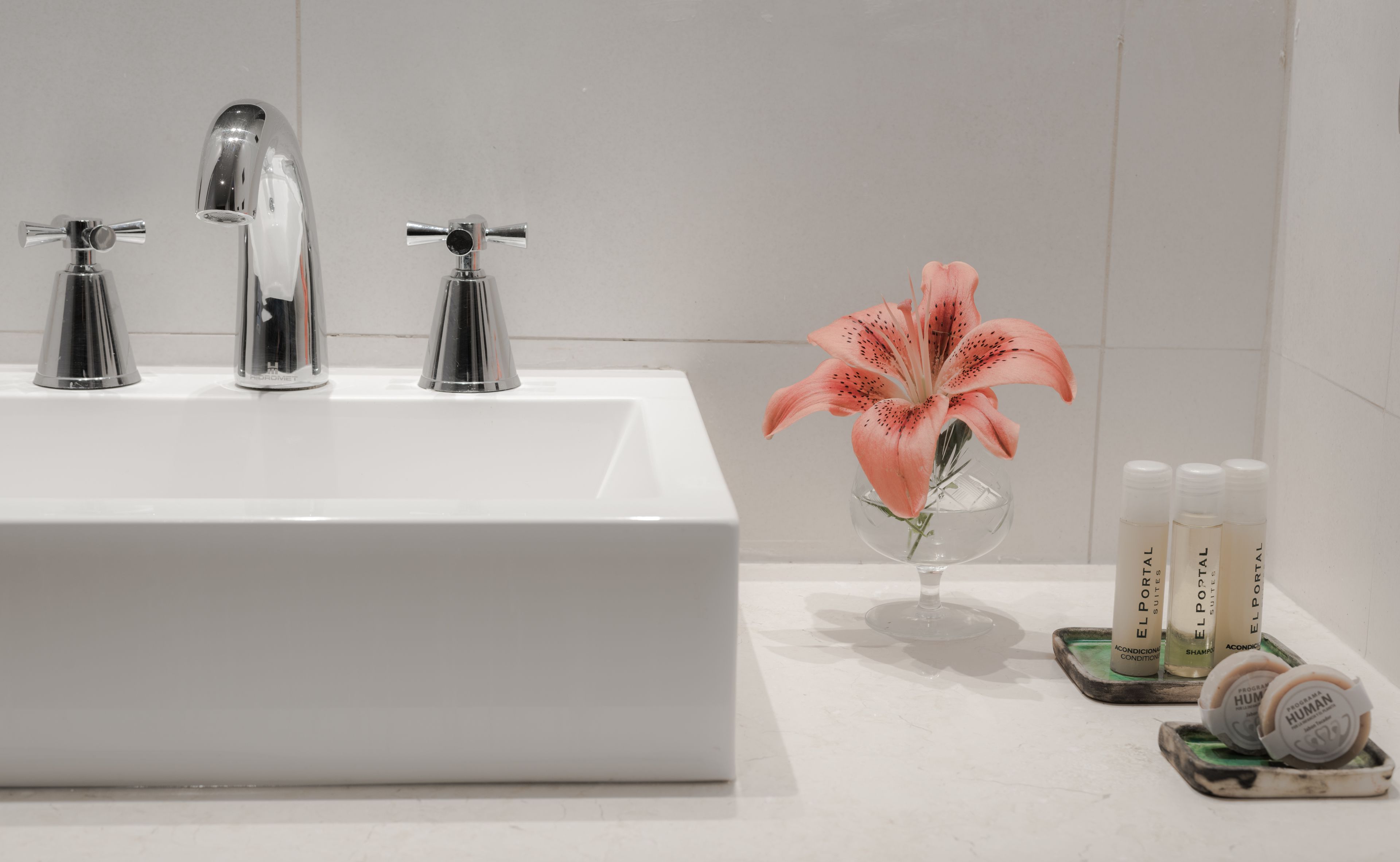 combined shower/bathtub, rainfall showerhead, free toiletries