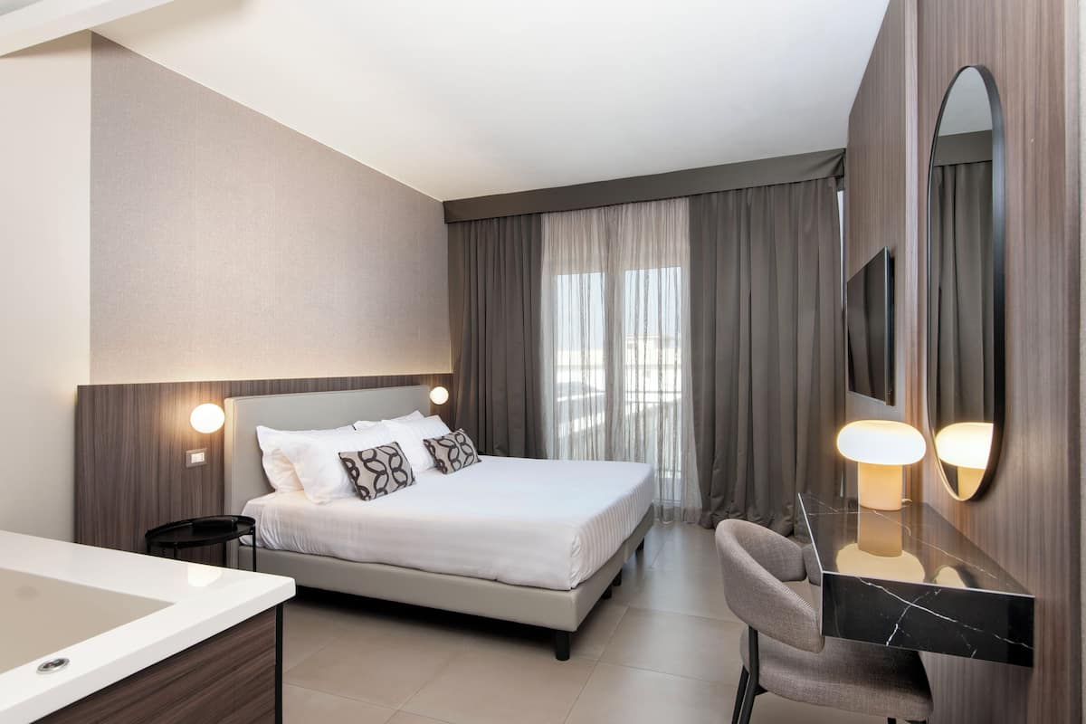 Quarto casal exclusivo | Cofres nos quartos, escrivaninha, cortinas blackout