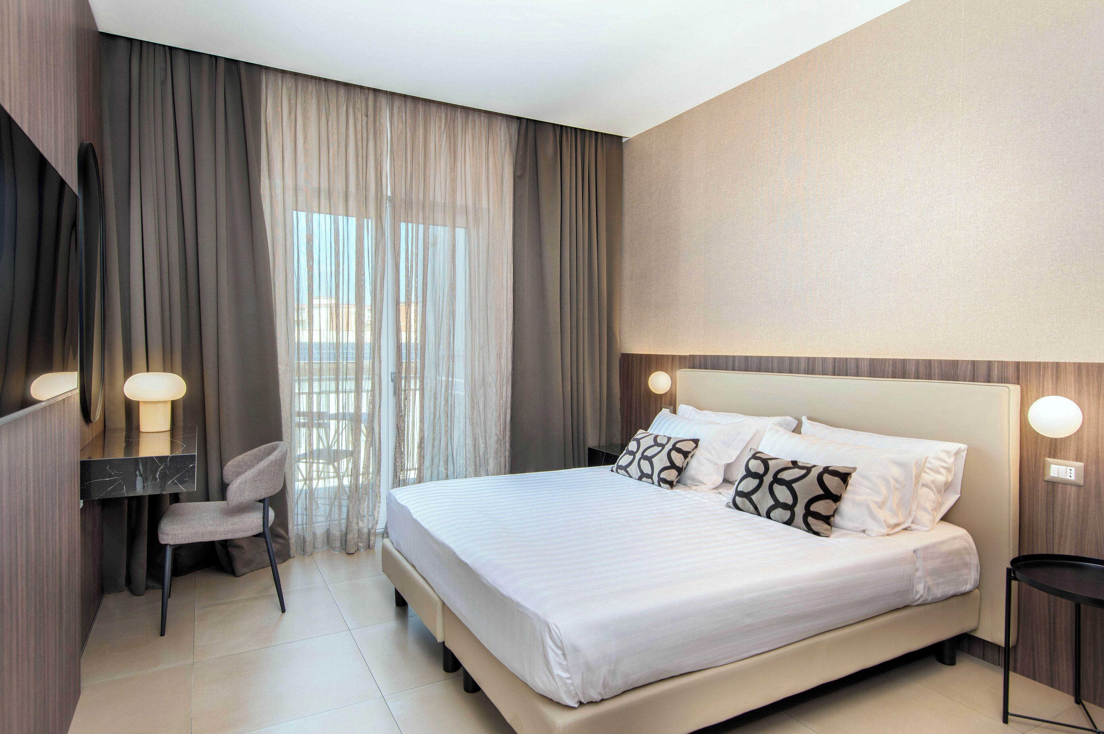 Habitación cuádruple estándar | Caja de seguridad en la habitación, escritorio y cortinas blackout 