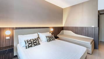 Standard Quadruple Room | In-room safe, desk, blackout drapes, soundproofing