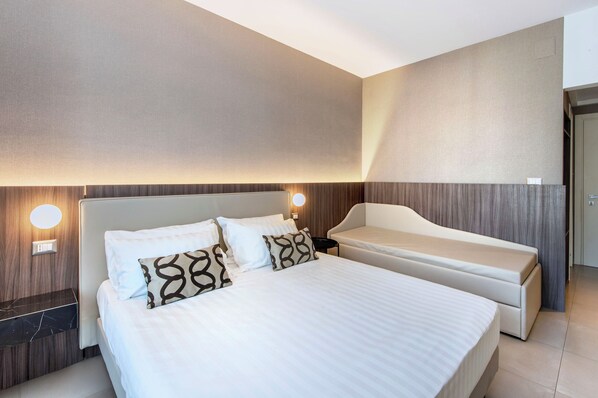 Standard Quadruple Room | In-room safe, desk, blackout drapes, soundproofing