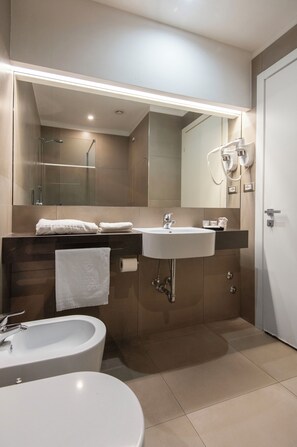 Free toiletries, hair dryer, bidet, towels - Hotel Europa (Arzano)
