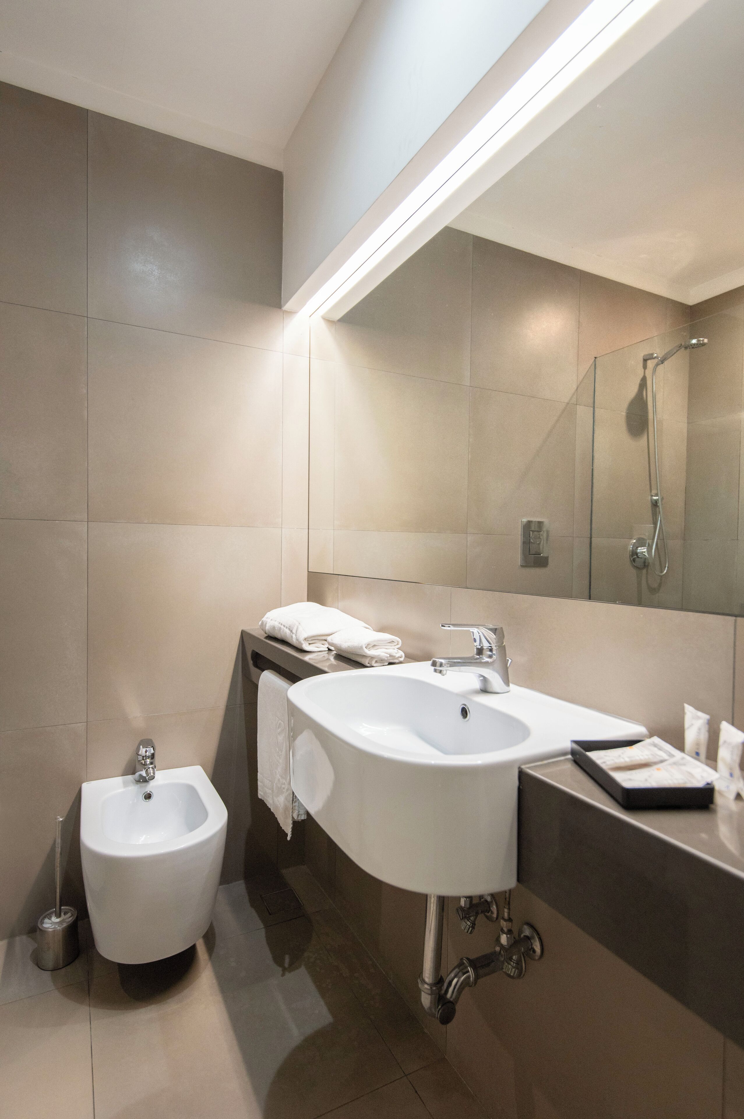 Kostenlose Toilettenartikel, Haartrockner, Bidet, Handtücher