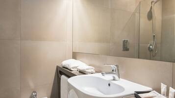 Artículos de higiene personal gratuitos, secador de pelo, bidé y toallas