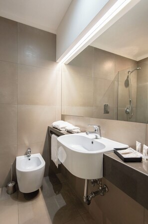 Đồ dùng nhà tắm miễn phí, máy sấy tóc, chậu vệ sinh/vòi rửa 