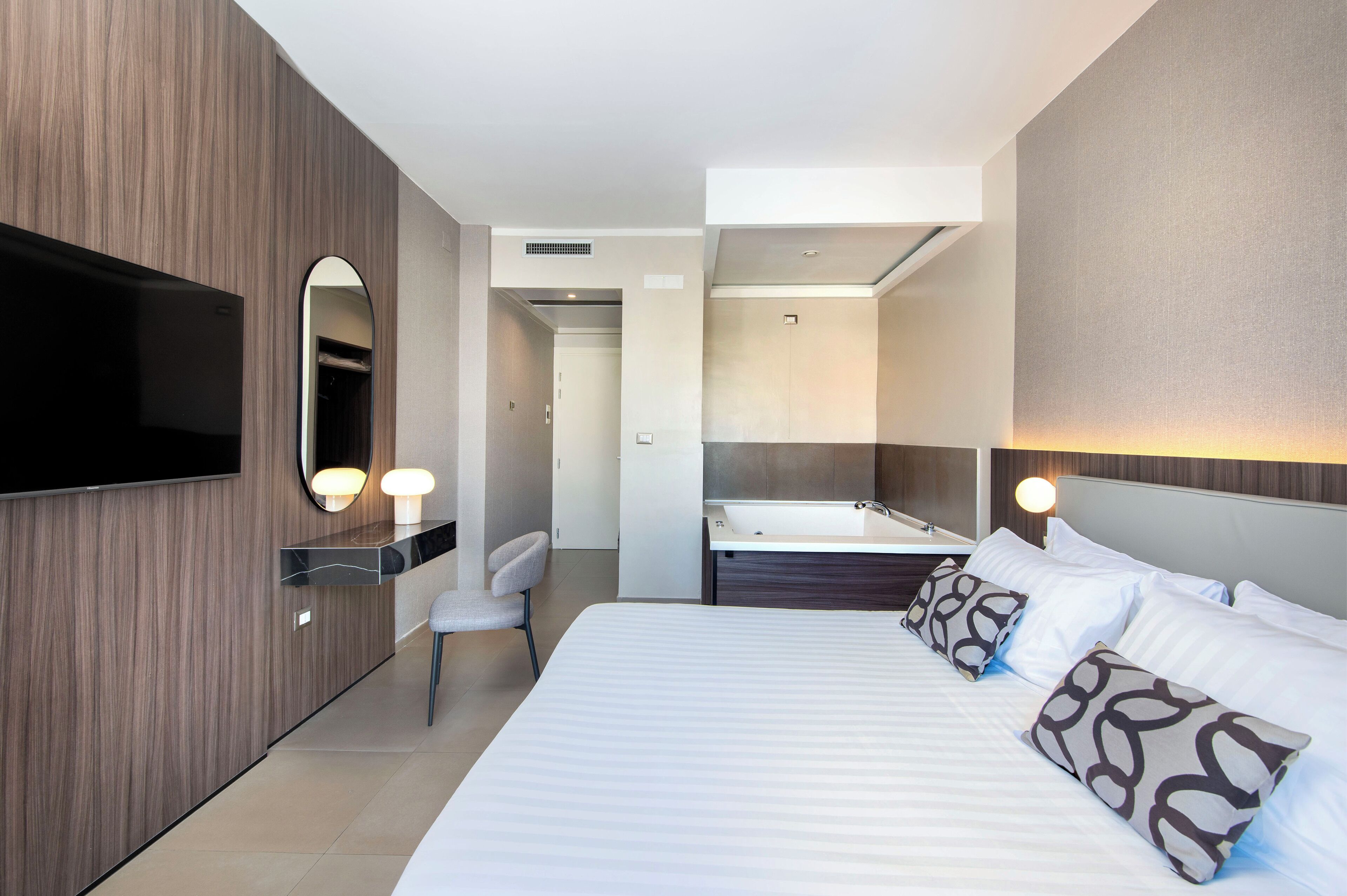 Exclusive Double Room | In-room safe, desk, blackout drapes, soundproofing
