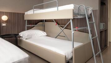 Habitación cuádruple estándar | Caja fuerte, escritorio, cortinas opacas y sistema de insonorización