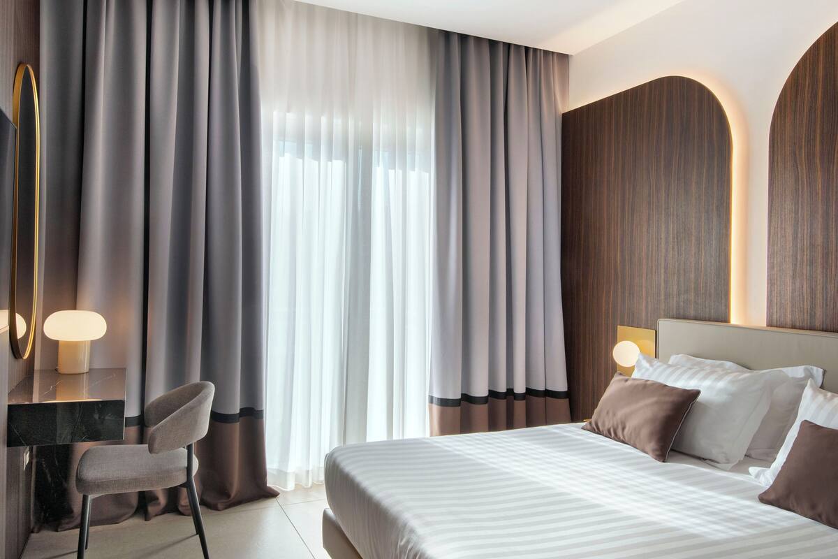 Superior Double or Twin Room | In-room safe, desk, blackout drapes, soundproofing