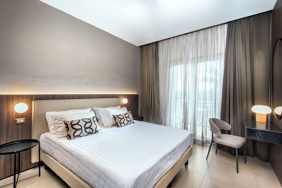 Standard Double or Twin Room | In-room safe, desk, blackout drapes, soundproofing