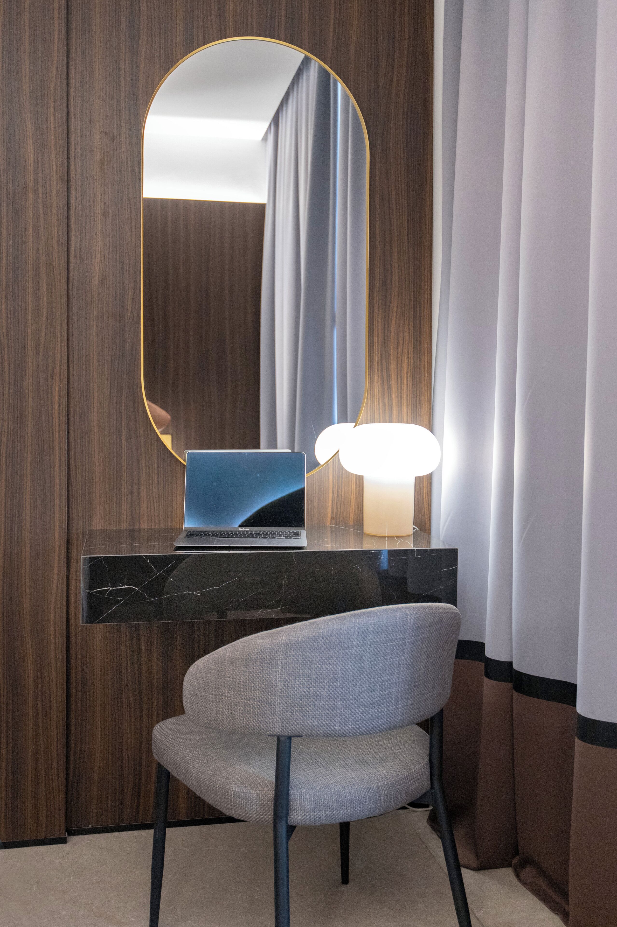 Superior dubbelrum eller tvåbäddsrum | Värdeförvaringsskåp på rummet, skrivbord och mörkläggningsgardiner