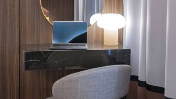 Superior-Doppel- oder -Zweibettzimmer | Zimmersafe, Schreibtisch, Verdunkelungsvorhänge, schallisolierte Zimmer