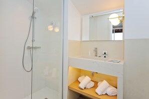 Een douche, een regendouche, gratis toiletartikelen, een haardroger