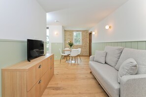 En 12-tommers TV med kabel-kanaler