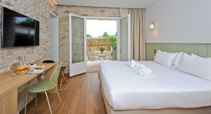 Luxe beddengoed, een minibar, een kluis op de kamer