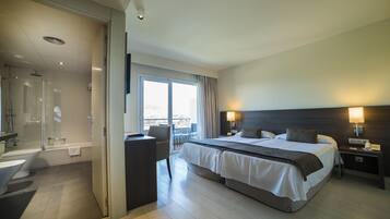 Phòng, quang cảnh hồ bơi | Két bảo mật tại phòng, màn/rèm cản sáng