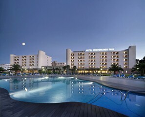 Piscine intérieure, 2 piscines extérieures, parasols, chaises longues