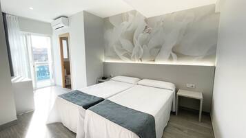 Chambre Supérieure Double ou avec lits jumeaux, balcon | Bureau, rideaux occultants, Wi-Fi gratuit, draps fournis