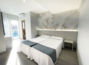 高級雙人或雙床房, 露台 | 書桌、遮光窗簾/窗簾、免費 Wi-Fi、床單