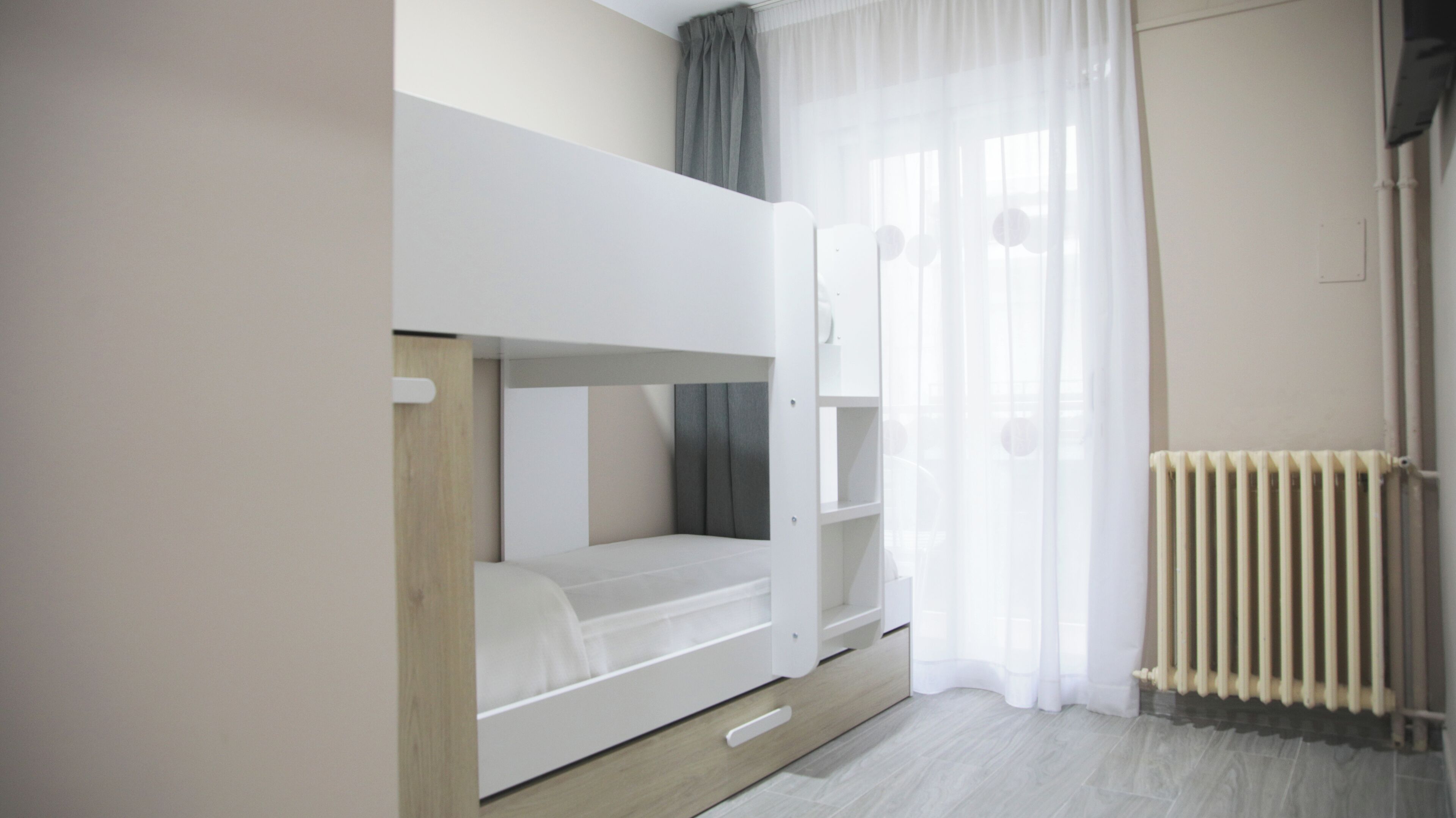 Escritorio, cortinas blackout, wifi gratis y ropa de cama 