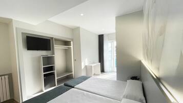 Superior kamer, 1 twee- of 2 eenpersoonsbedden, balkon | Een bureau, verduisterende gordijnen, gratis wifi, beddengoed