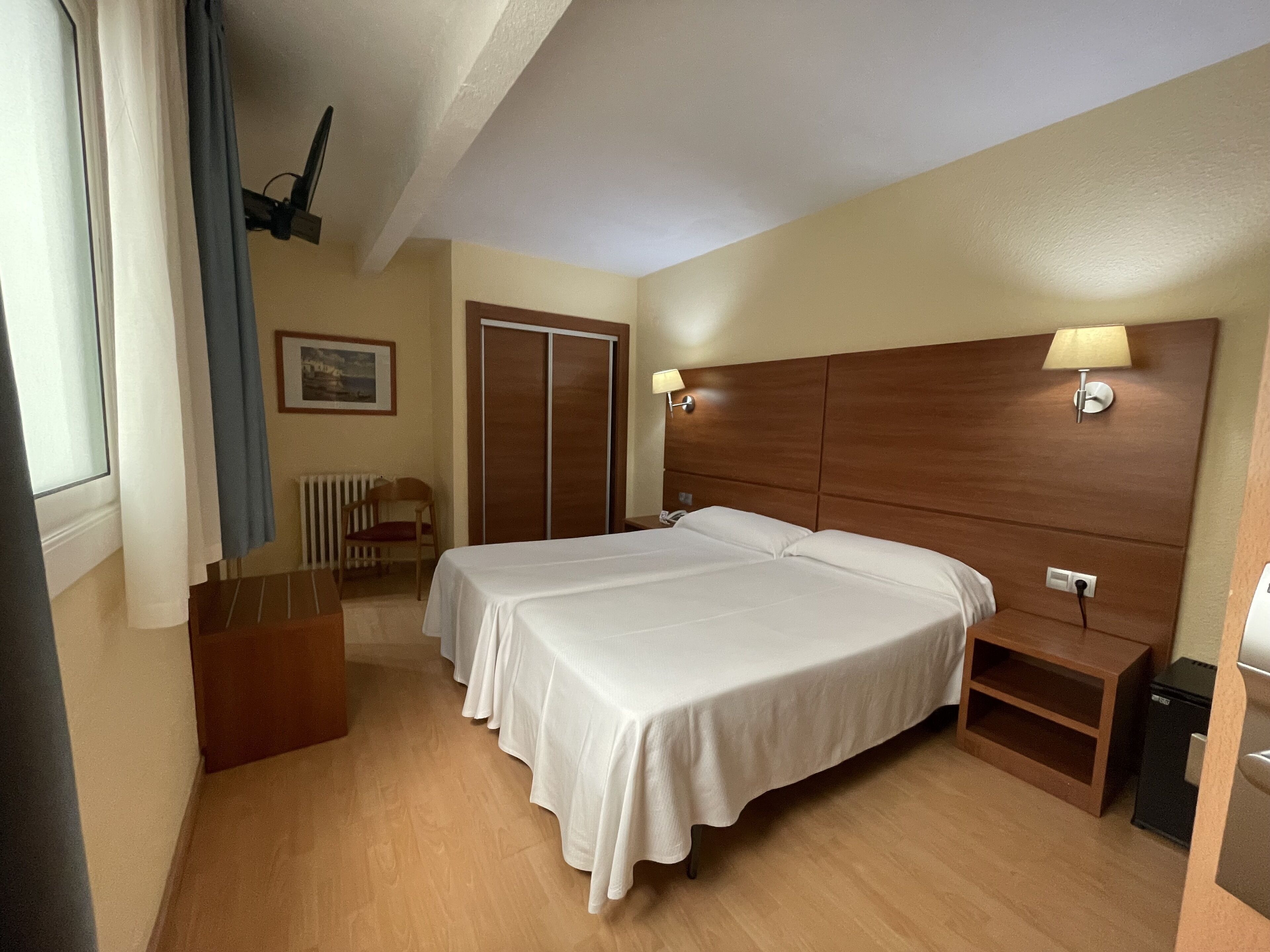 Escrivaninha, cortinas blackout, Wi-Fi de cortesia, roupa de cama