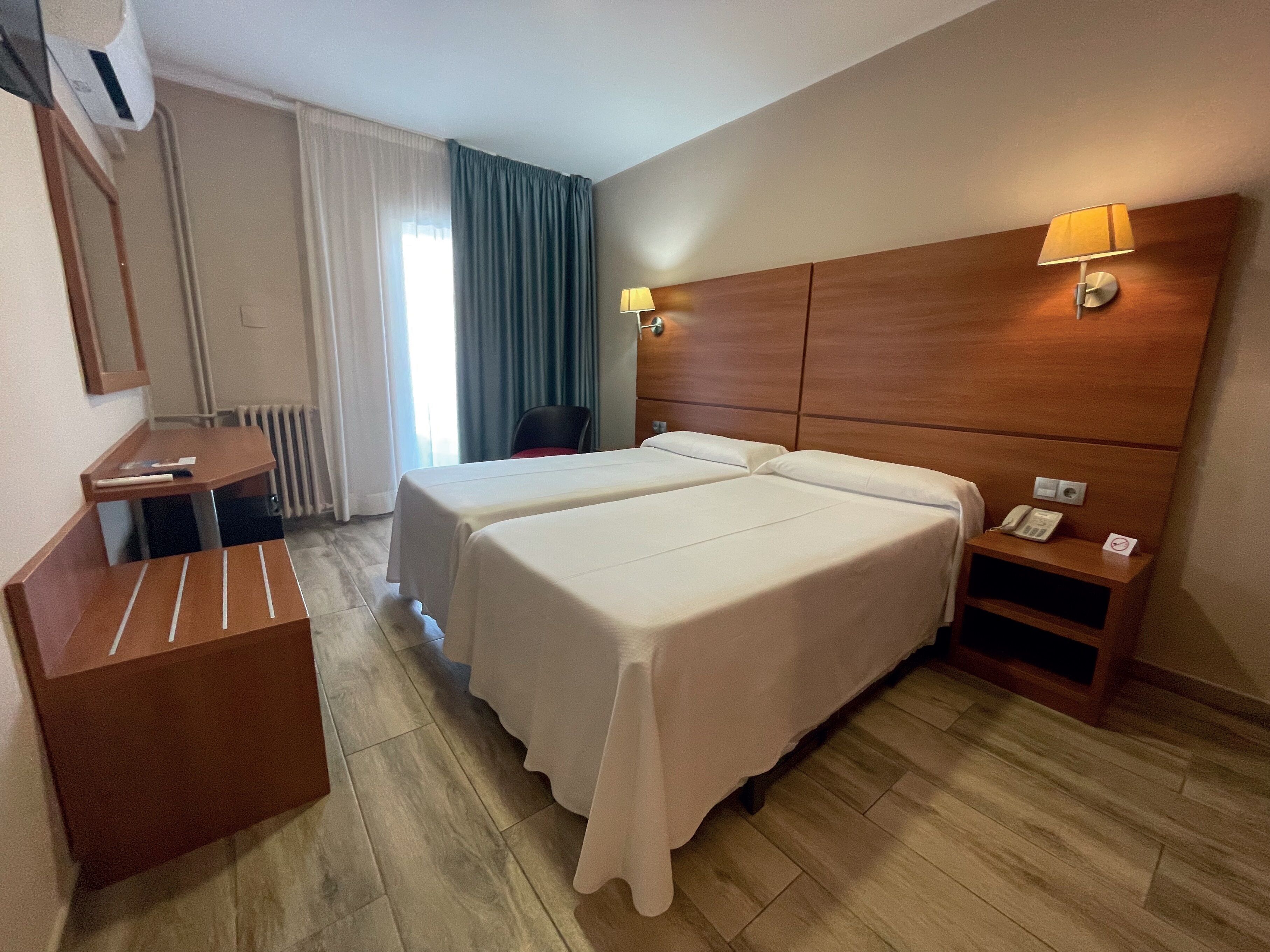 Escritorio, cortinas blackout, wifi gratis y ropa de cama 