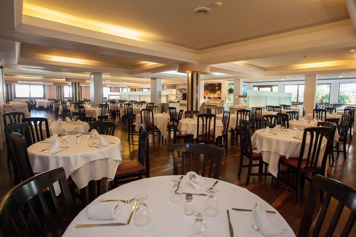 Petit-déjeuner, déjeuner et dîner servis sur place, vue sur la piscine