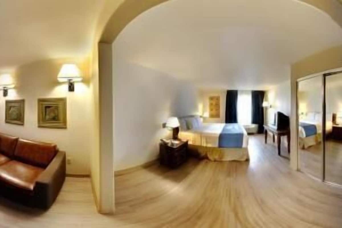 Premium bedding, desk, iron/ironing board, free WiFi