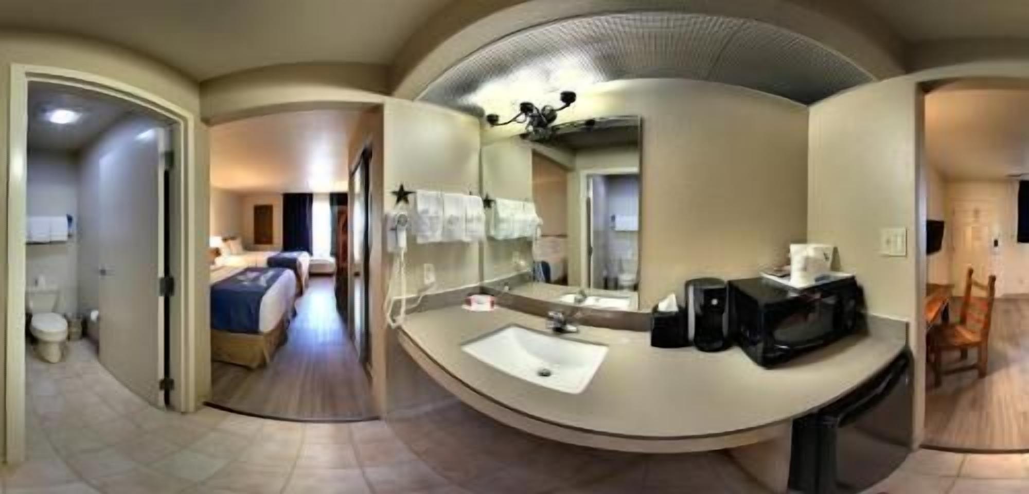 Premium bedding, desk, iron/ironing board, free WiFi