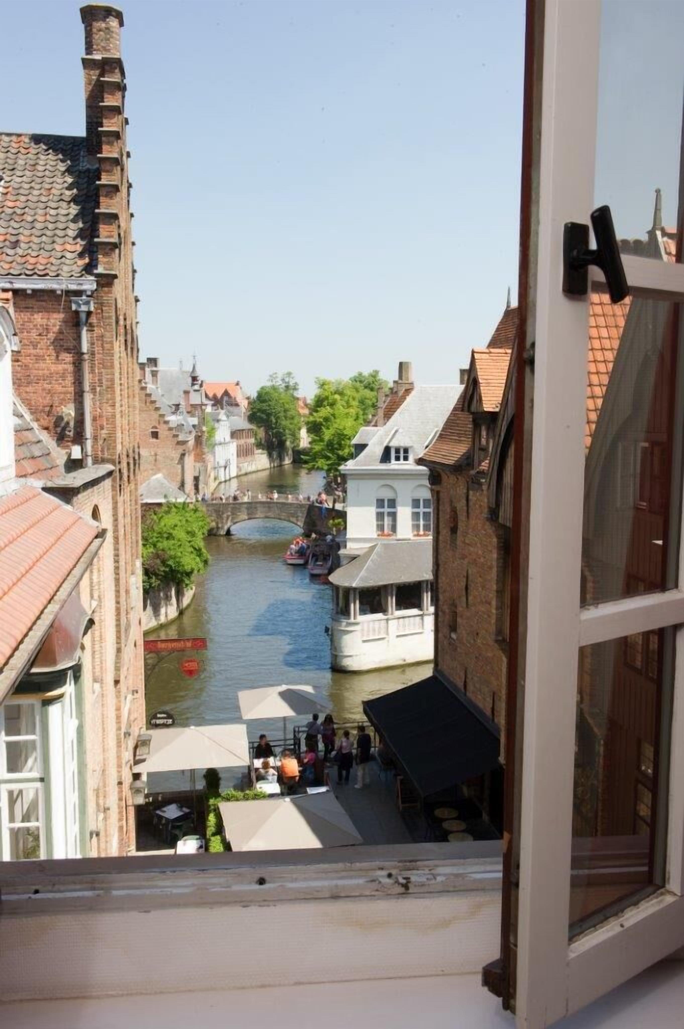 Habitación básica con 1 cama matrimonial o 2 individuales, vista al canal | Vista desde la habitación