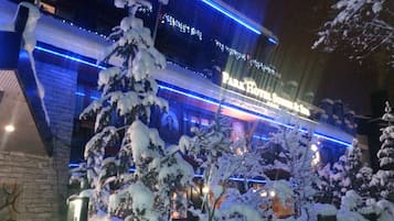 Fachada da propriedade à noite