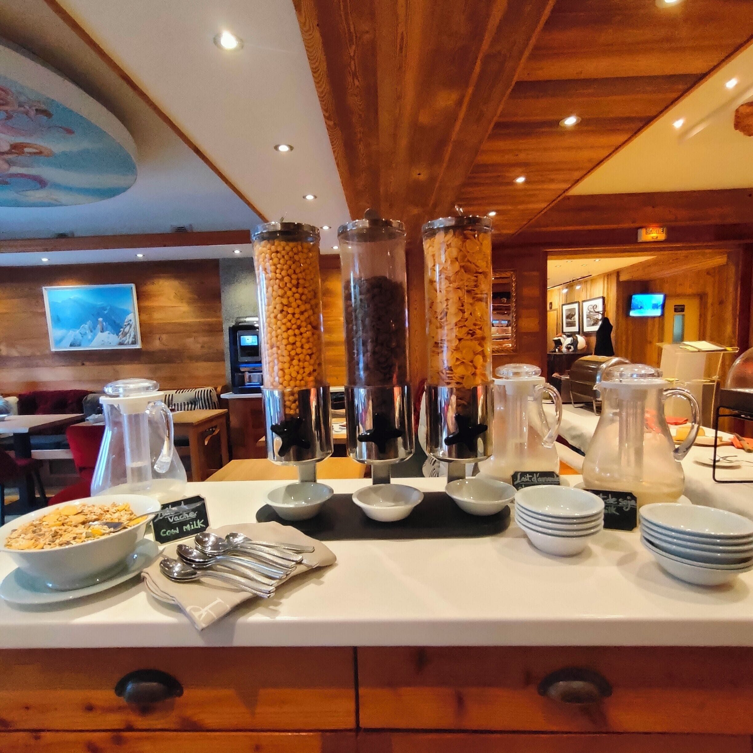 Petit déjeuner buffet (24 EUR par personne)