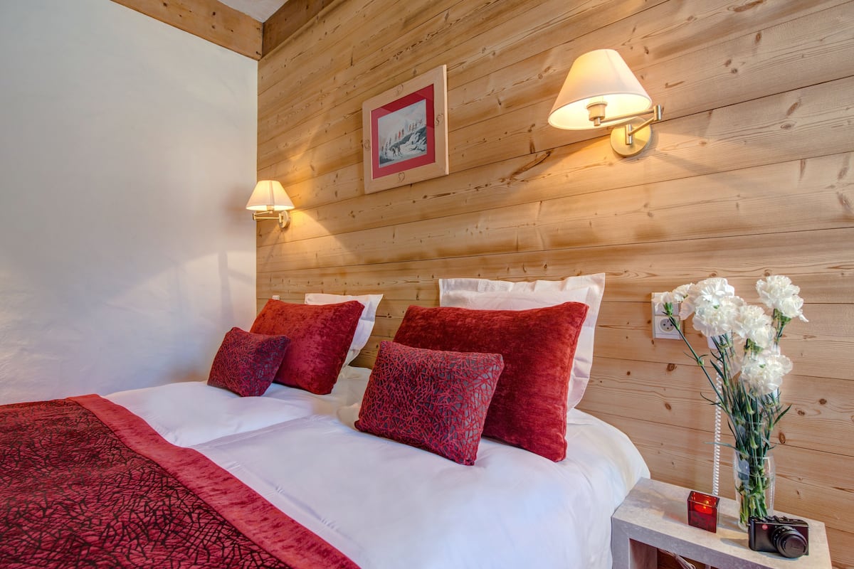Premium bedding, minibar, desk, soundproofing