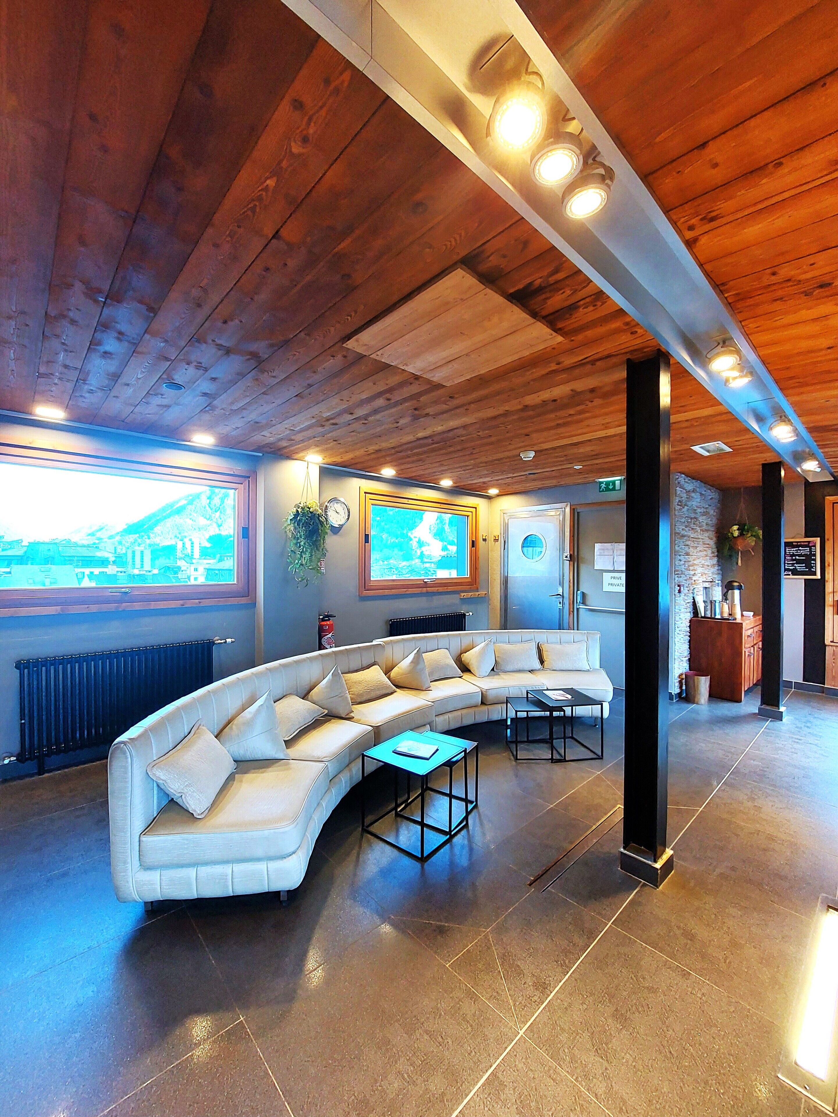 三溫暖烤箱、浴缸、蒸氣室、土耳其浴、美體療程、熱石按摩