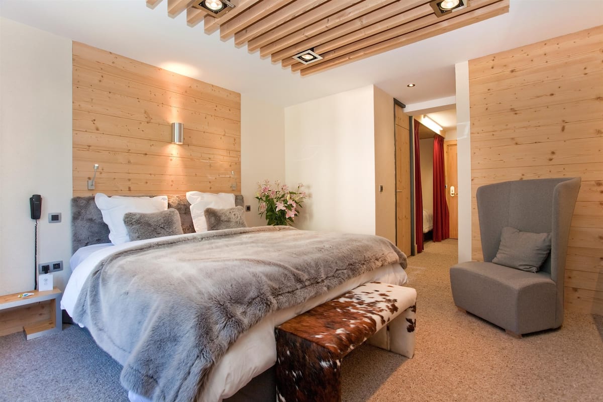 Premium bedding, minibar, desk, soundproofing