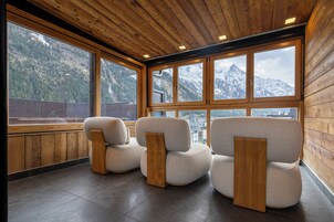 Un sauna, una bañera de hidromasaje, baño turco, baño turco/hammam