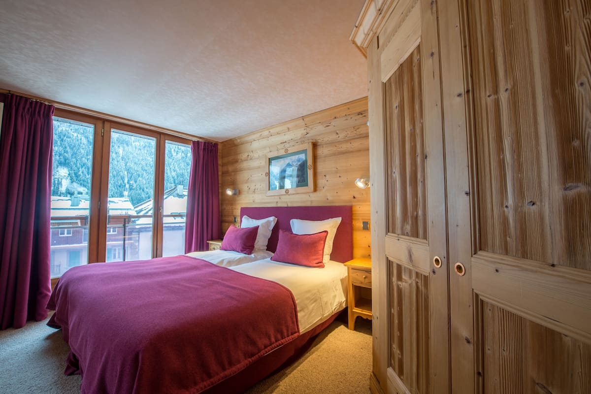 Premium bedding, minibar, desk, soundproofing